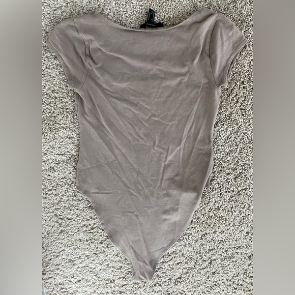 Forever 21 Fitted Tee Short Sleeve Bodysuit sz M Tan/Stone - Picture 2 of 4